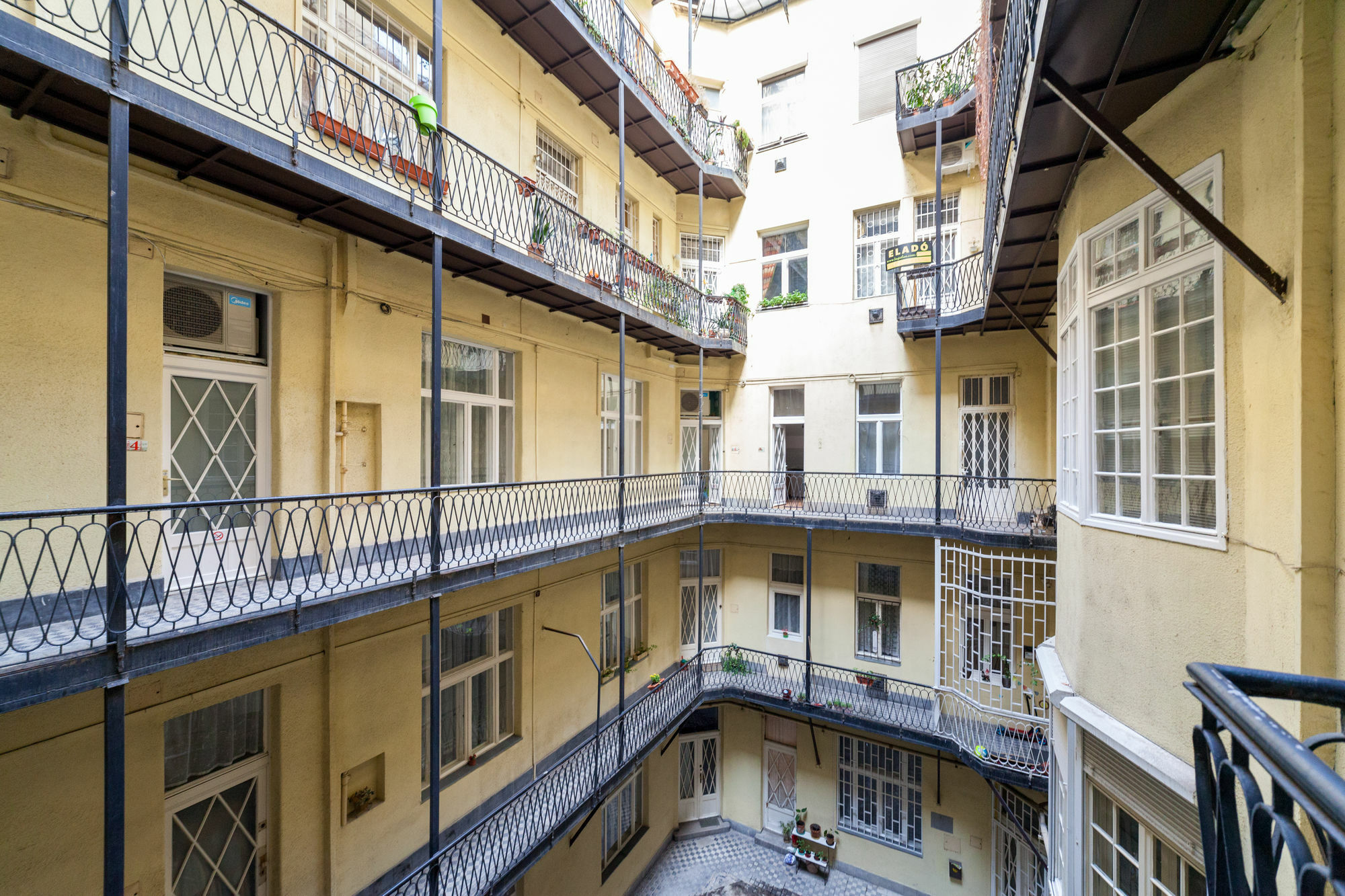 Tatra 4 Studios Budapest Exteriör bild